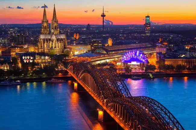 Saarbruecken Hbf Rail Station, Germany : 德国萨尔布吕肯HBF火车站