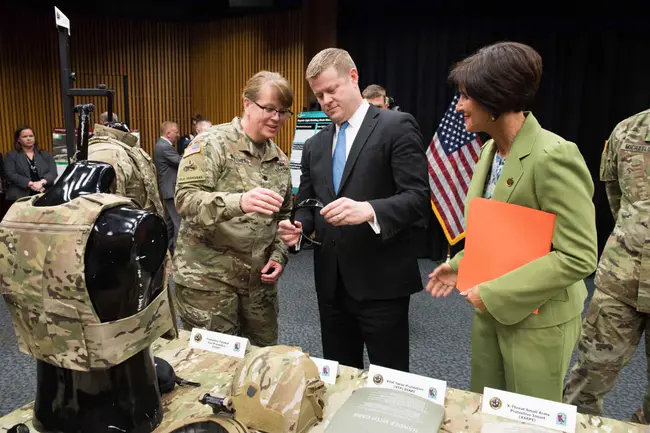 Defense Integrated Military Human Resources System : 国防综合军事人力资源系统