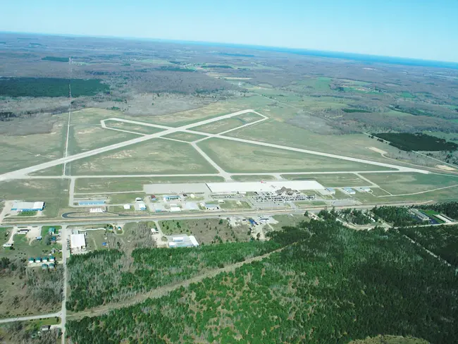 Pellston Regional Airport, Pellston, Michigan USA : 美国密歇根州佩尔斯顿佩尔斯顿地区机场