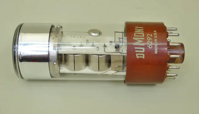 Photomultiplier Tube : 光电倍增管