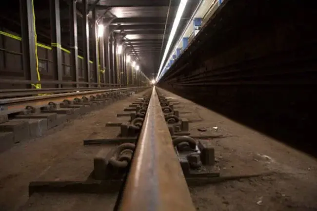 Continuous Welded Rail : 连续焊接钢轨