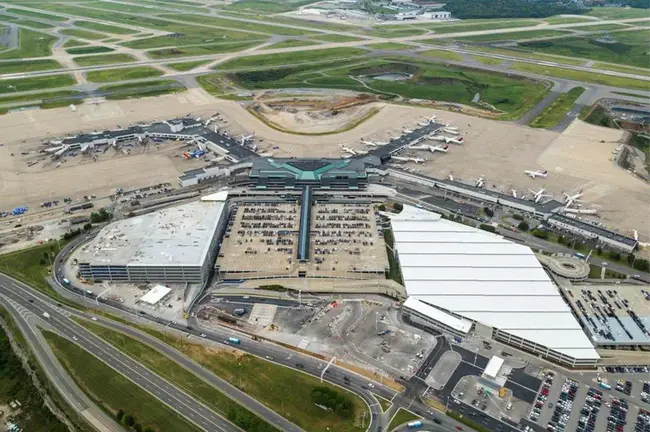 Nashville International Airport : 纳什维尔国际机场