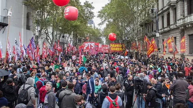 Izquierda Socialista : 伊兹基尔达社会党人