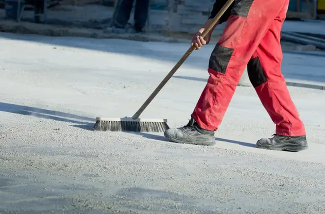 Sweeping Waste And Trash : 清扫垃圾和垃圾