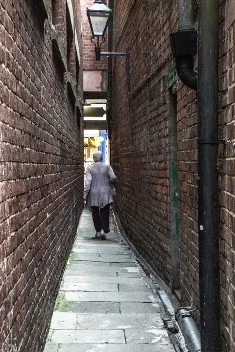 Narrow : 狭窄的