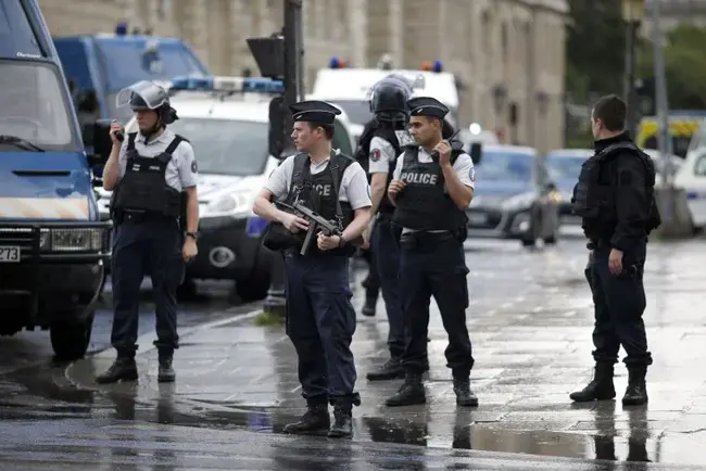 Notre Dame Security/Police : 圣母院保安/警察