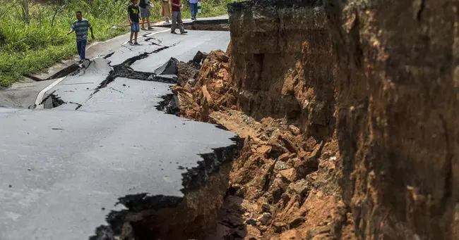 Earthquake Relief : 抗震救灾