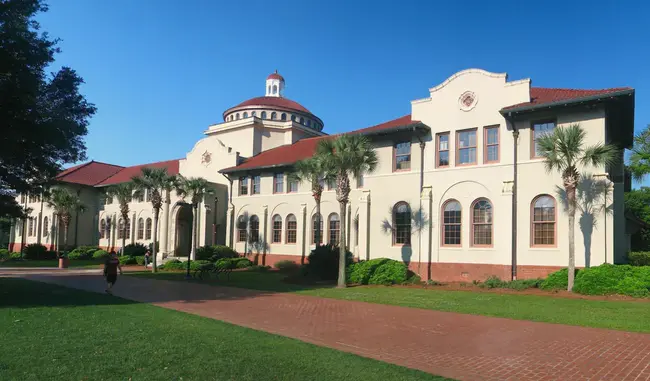 Valdosta State University : 瓦尔多斯塔州立大学