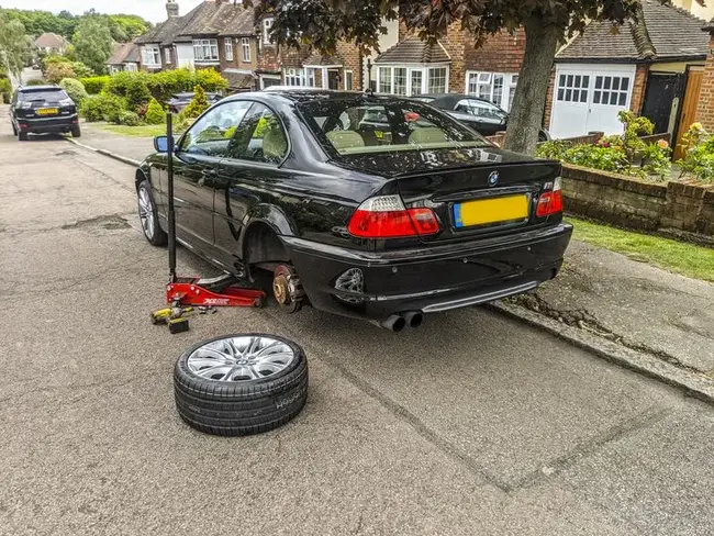 Probably Stealing Vehicles : 可能是偷车