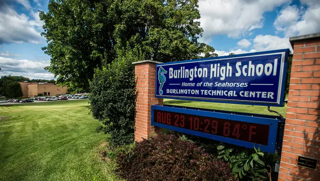 Burlington High School : 伯灵顿高中