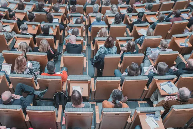 People Busily Speaking : 人们在忙着说话