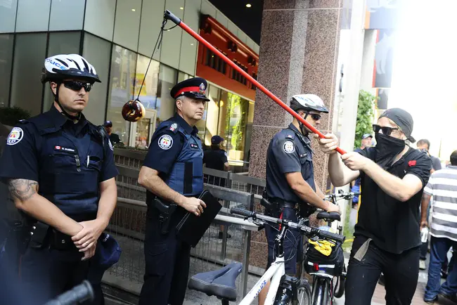 Cops Helping Cops : 警察帮助警察