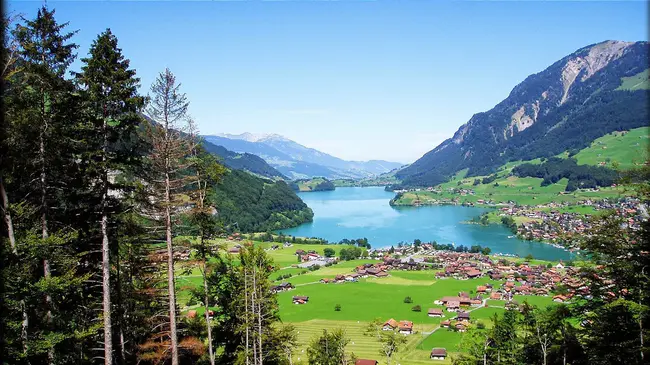 Interlaken Ost, Switzerland : 瑞士因特拉肯东