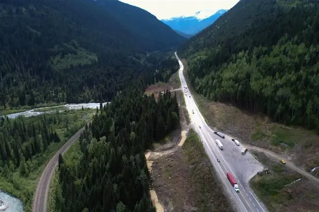 Trans-Canada Highway : 横贯加拿大的高速公路