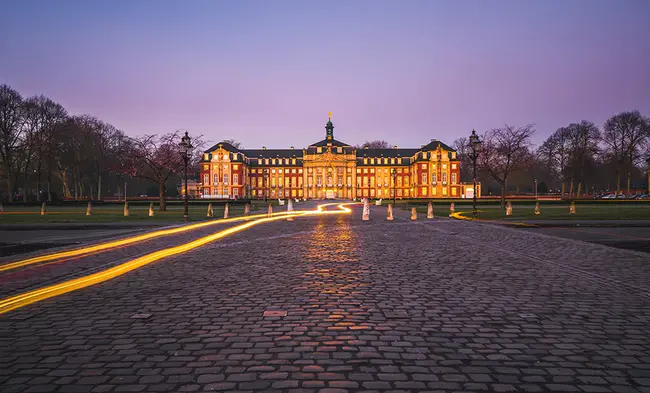 UniversitaetsZentrum fur Friedensforschung : 大学和平研究中心