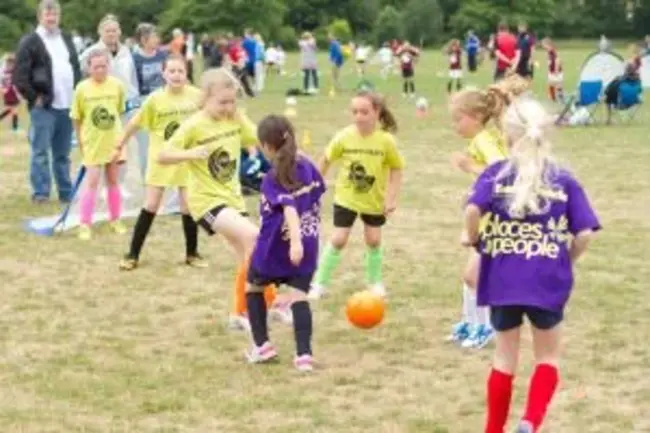 Girls Football : 女子足球