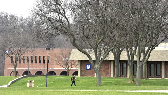 Macomb Campus : 麦考姆校园