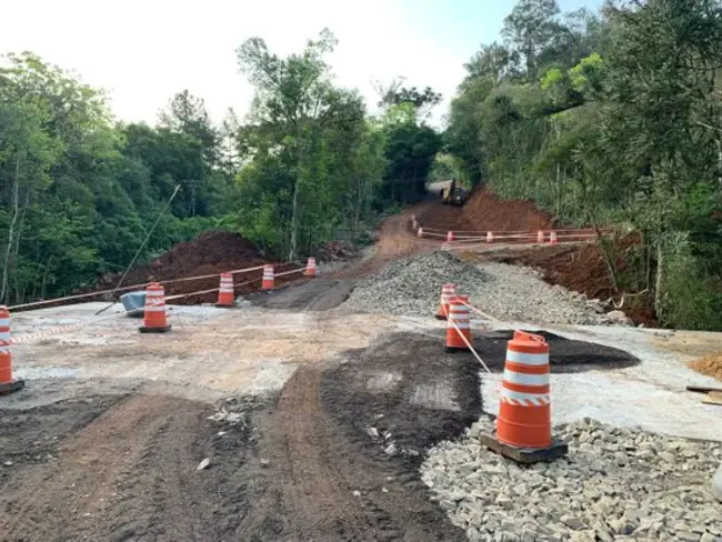 Linhas de Transmissão de Potência Natural Elevada : 输电线路和高自然功率