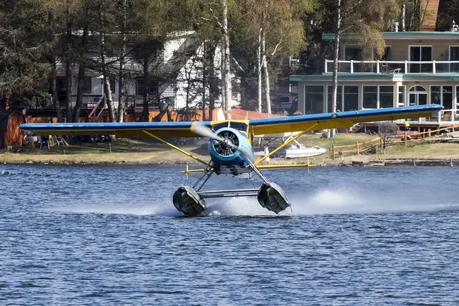 Lake Hood SeaPlane Base, Anchorage, Alaska USA : 美国阿拉斯加安克雷奇胡德湖水上飞机基地