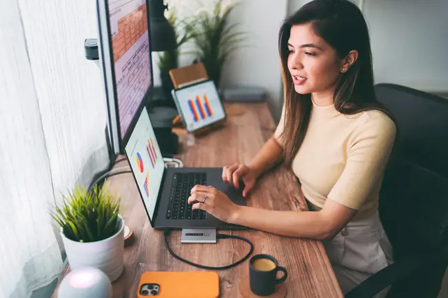 Work And Gain Economic Self : 工作和获得经济自我