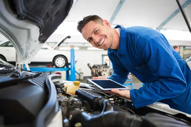 Automotive Service Technician : 汽车维修技师