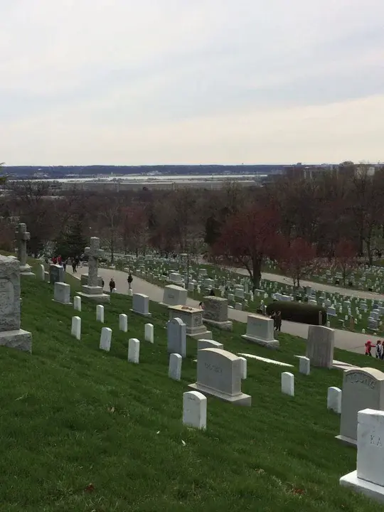 Arlington National Cemetery : 阿灵顿国家公墓