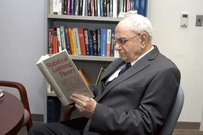 Vapnik Cervonenkis : 瓦普尼克·塞沃尼基