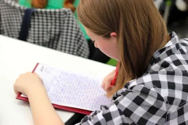 Many People Writing : 很多人在写作