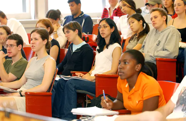 Students Living A Mission : 学生执行任务