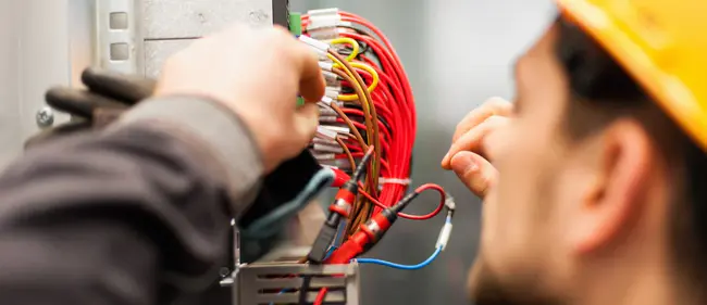 Electrical Service Technician : 电气维修技术员