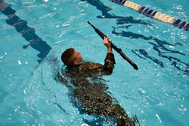 Combat Water Survival Training : 作战用水生存训练