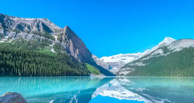 Lake Louise Seaplane Base, Lake Louise, Alaska USA : 美国阿拉斯加州路易斯湖水上飞机基地