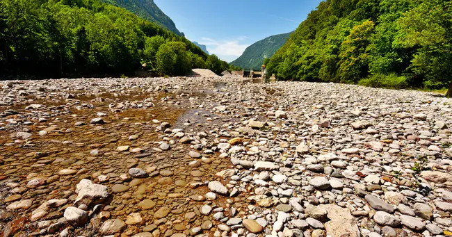 Dry riverbed that only contains water during times of heavy rain : 只有大雨时才有水的干燥河床