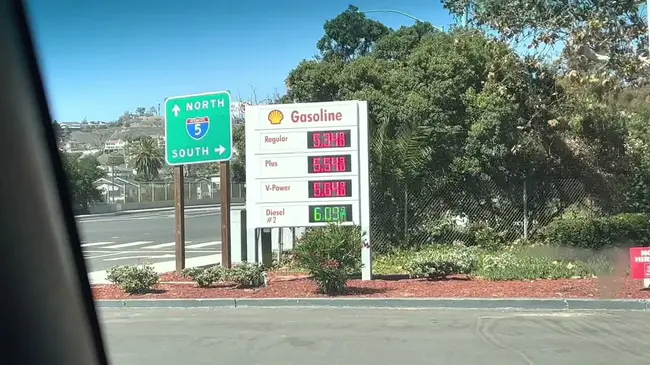 Regular Unleaded Gas : 普通无铅气体