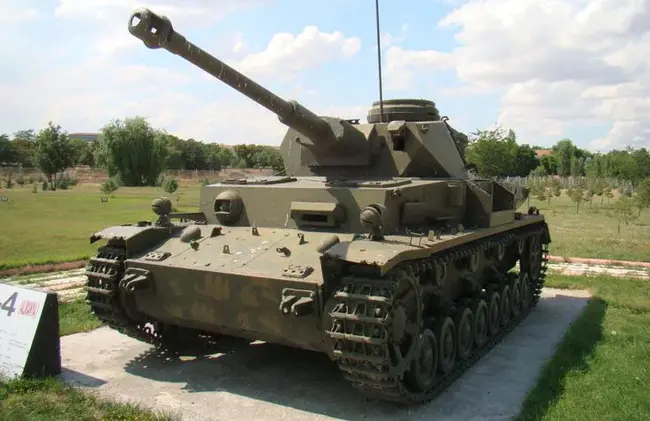 Panzer- (Tank; or other armored vehicle) : 装甲车（坦克或其他装甲车）