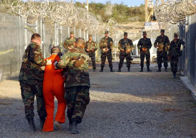 Guantanamo Bay Naval Station Airport : 关塔那摩湾海军基地机场