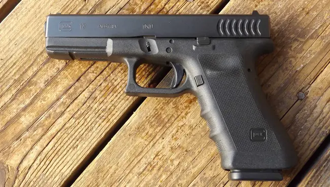 9-Millimeter Handgun : 9毫米手枪