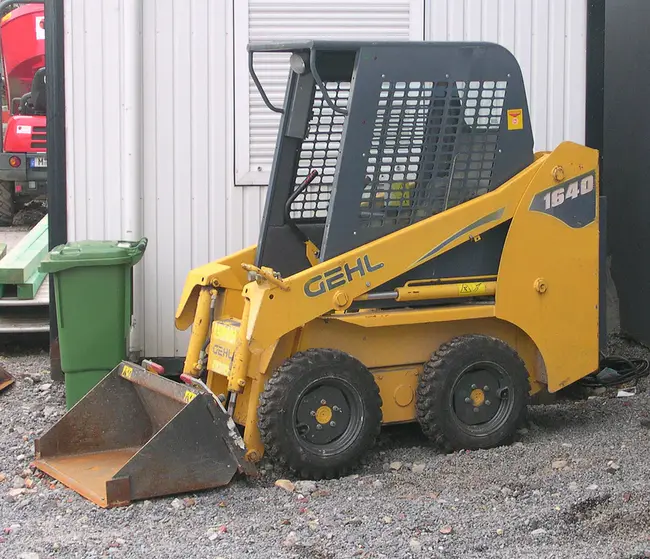 Skid Steer Loader : 滑移装载机