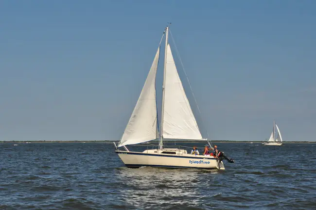 Sailboat : 帆船