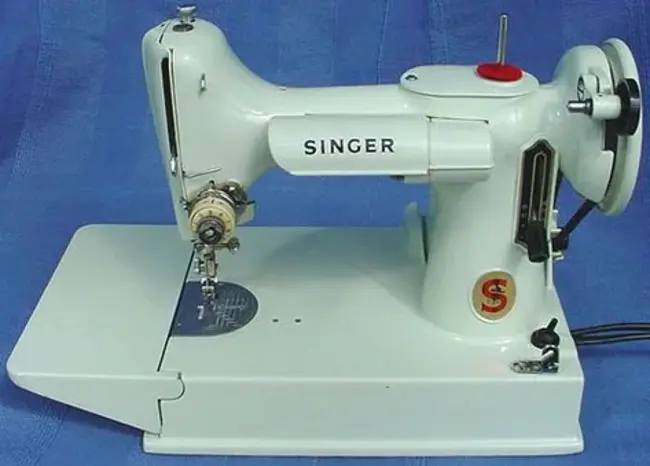 FeatherWeight (type of sewing machine) : 羽绒重（缝纫机类型）