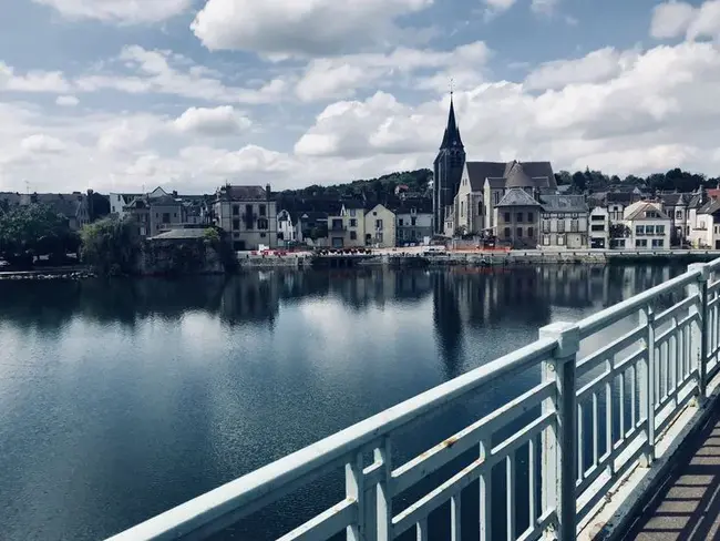 Pont-Sur-Yonne, S-France : 法国南部约讷河畔蓬