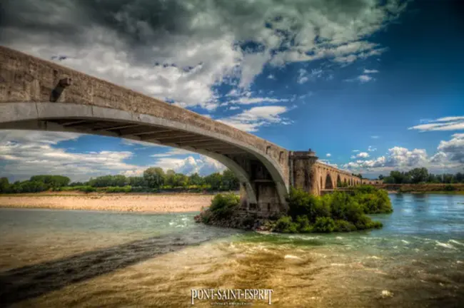 Pont-Saint-Esprit, S-France : 圣埃斯普里特桥，法国南部