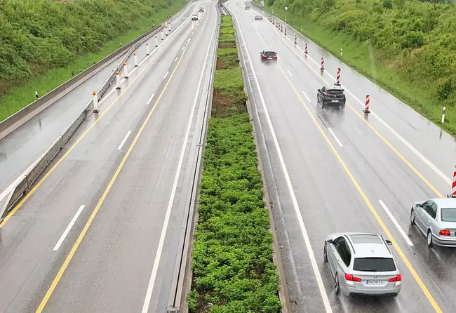 Autobahnen- und Schnellstraßen-Finanzierungs-Aktiengesellschaft (not an acronym) : 高速公路和高速公路融资公司（不是缩写）