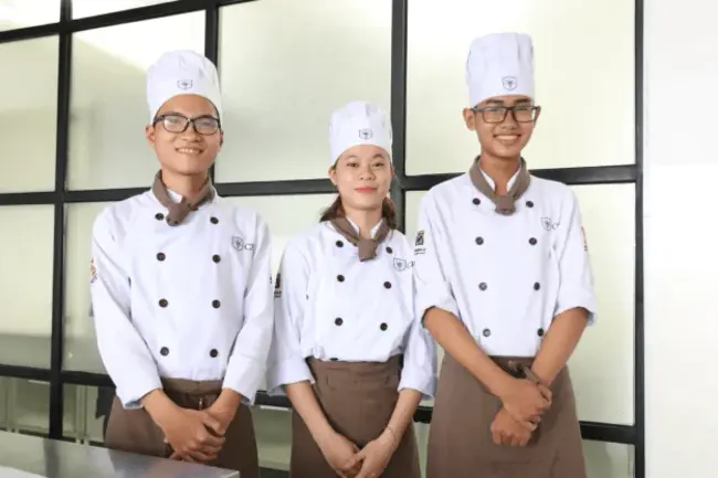 Certified Working Chef (designation of the Canadian Culinary Institute) : 认证工作厨师（加拿大烹饪学会指定）