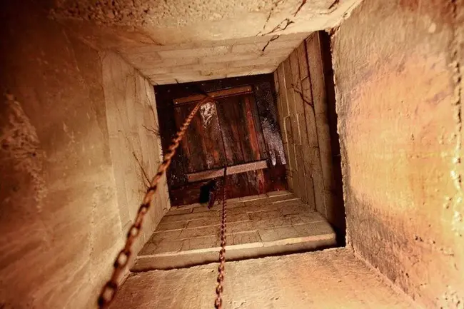 Leaking Underground Storage Tanks : 地下储罐泄漏