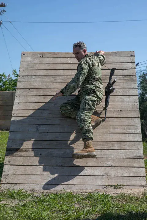 Combat Medical Technician (an Army Medic) : 战斗医学技术员（陆军医务人员）