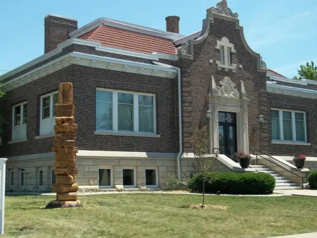 Iowa City Public Library : 爱荷华市公立图书馆