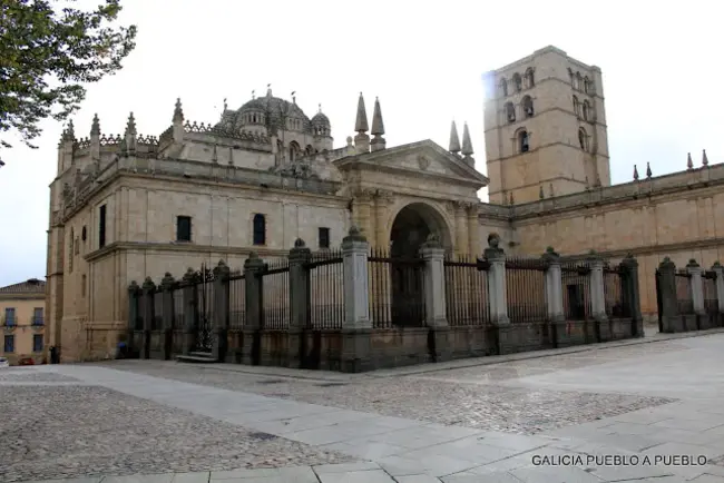 Universidade de Santiago de Compostela : 圣地亚哥德孔波斯特拉大学