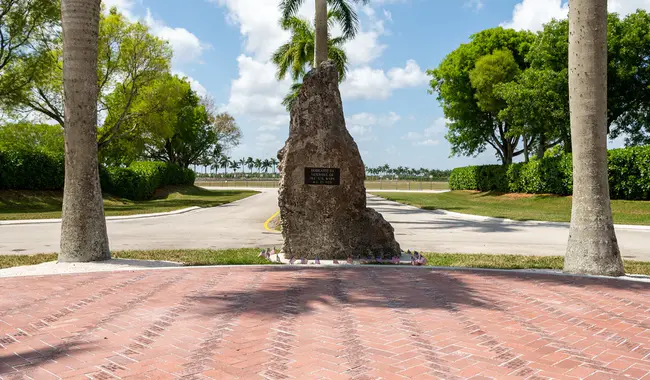 Veterans Memorial Aquatic Center : 退伍军人纪念水上运动中心