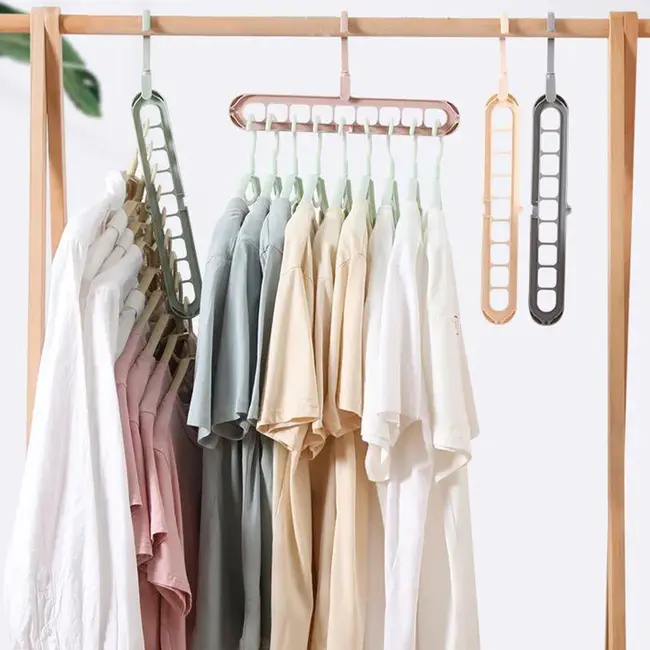 Garment On Hanger : 衣架上的衣服